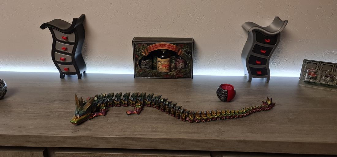 Commode, meuble tordue