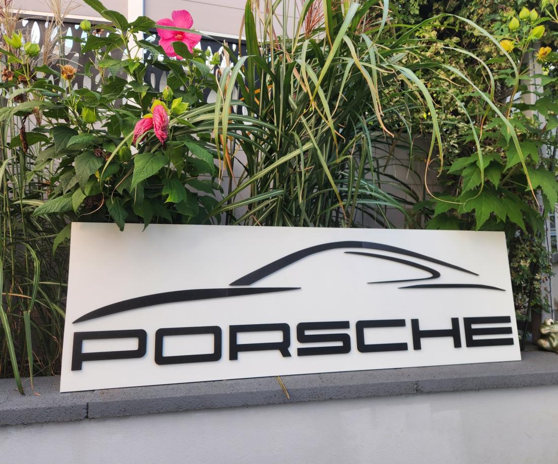Wall Art Logo Porsche sur panneau blanc